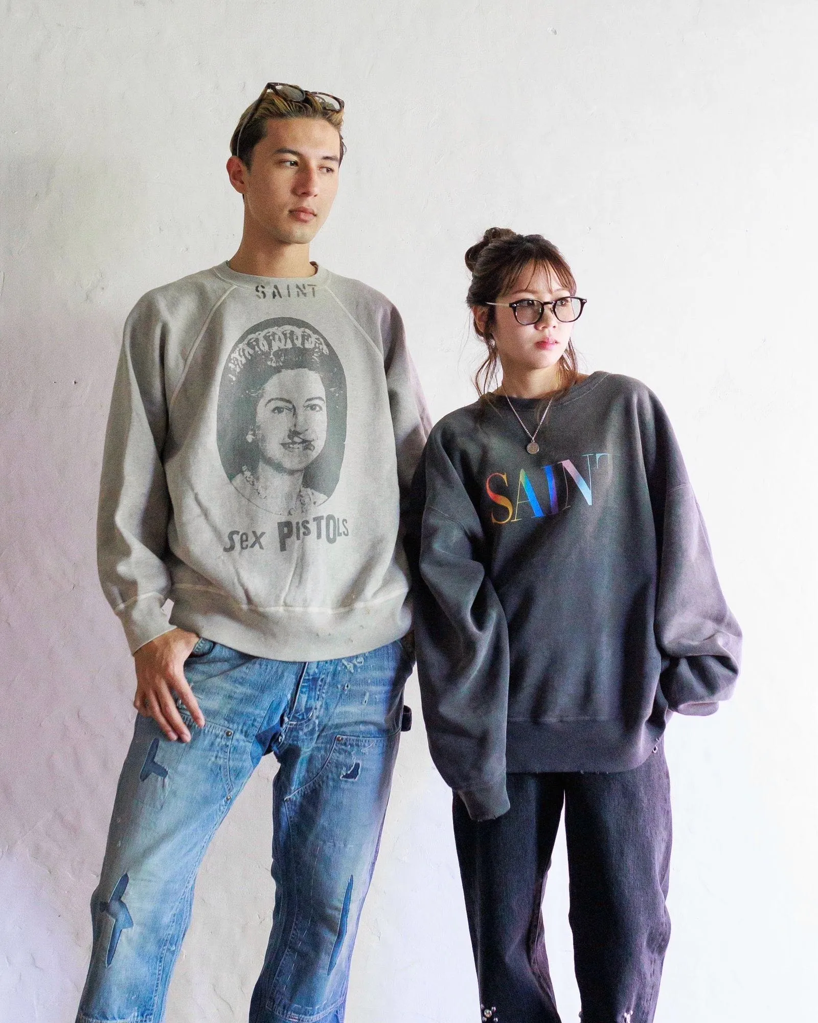 SAINT Mxxxxxx x SEX PISTOLS QUEEN SP_CREW SWT/GRAY band co-branded retro sweatshirt Queen's distressed sweatshirt with holes Distressed gray S-XL Retro distressed distressed hole wash treatment Hand-made graffiti treatment Factory four-needle six-thread boneless sewing Correct co-branded collar label/correct fruit label/wash water label/little angel label